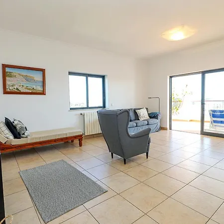 B80 - Gideon Albasol 2 Bed In